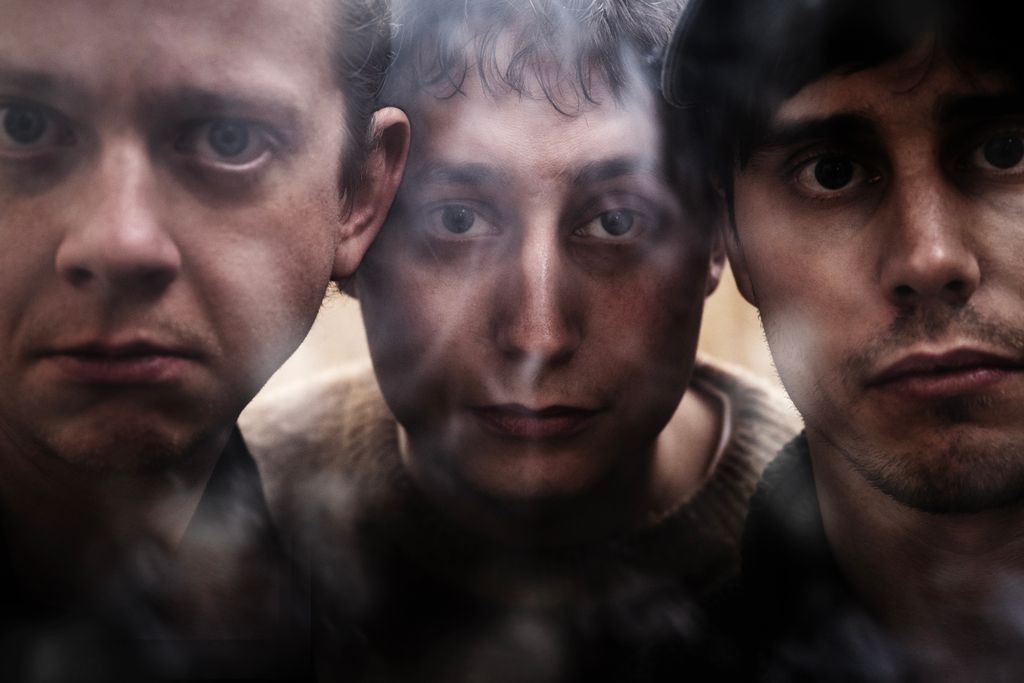 Joel Adolphson, Emil Ejdemo Beer och Victor Beer, I Just Want To Be Cool, står ansikte mot ansikte med rök framför sig.