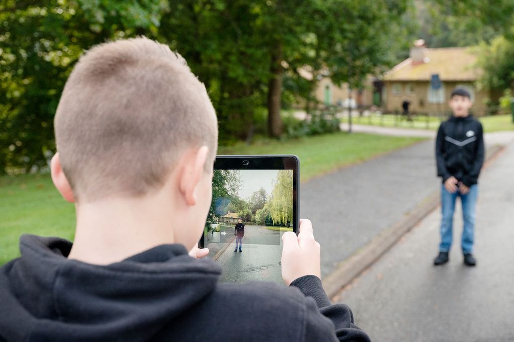 unge tar bild med ipad