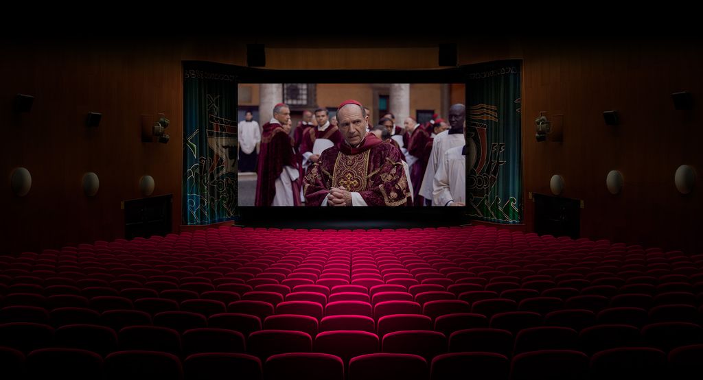 Biograf Draken med sina röda stolar och en filmbild på duken.