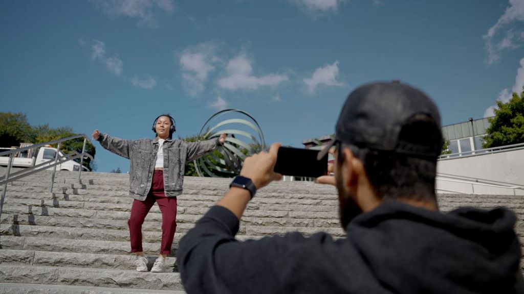 person som tar kort på en person